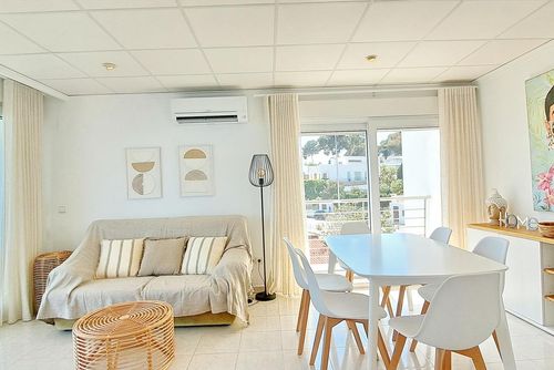 Vistas al Mar by Solidays Apartamento amplio y cómodo en Moraira, Costa Blanca, España para 6 personas. El apartamento se encuentra cerca de restaurantes y bares, tiendas, supermercados y una pista de tenis, y está a 100 m de la playa....