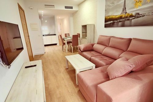 Poeta 1 Bedroom Apartment IHAEP11119 Moderne og hyggelig leilighet i Fuengirola, Andalusia, Spania for 2 personer. Leiligheten ligger nært restauranter og barer, butikker og supermarkeder, og bare 100 m fra stranden Los Boliches....