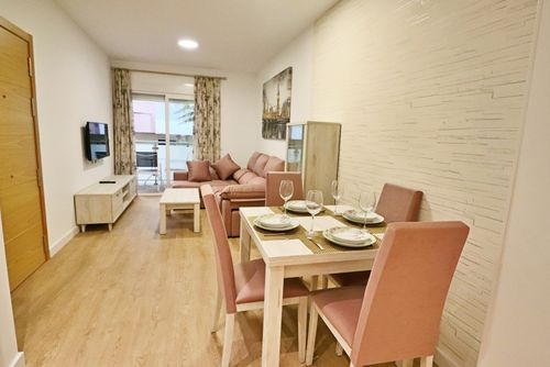 Poeta 2 Bedroom Apartment  IHAEP21119 Apartamento moderno y cómodo en Fuengirola, Andalucía, España, para 4 personas. El apartamento está situado cerca de restaurantes, bares y supermercados, y a 100 m de la playa....