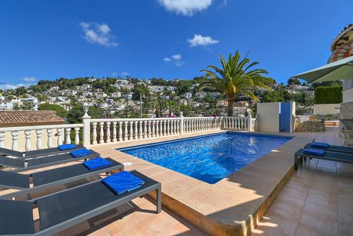 Margaritha Schöne und fröhliche Villa mit privatem Pool in Benissa, Costa Blanca, Spanien für 10 Personen. Das Haus befindet sich in einer hügeligen und wohnlichen Strandgegend, 2 km vom Strand Cala Baladrar und 5 km von Moraira entfernt....