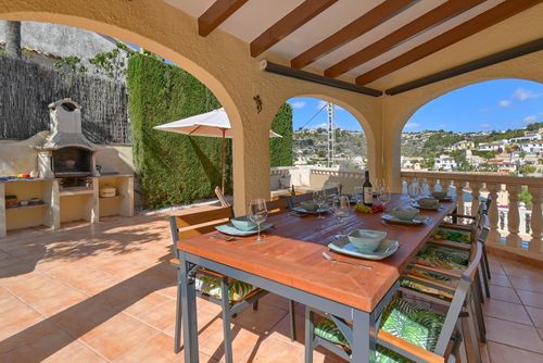 Margaritha Schöne und fröhliche Villa mit privatem Pool in Benissa, Costa Blanca, Spanien für 10 Personen. Das Haus befindet sich in einer hügeligen und wohnlichen Strandgegend, 2 km vom Strand Cala Baladrar und 5 km von Moraira entfernt....
