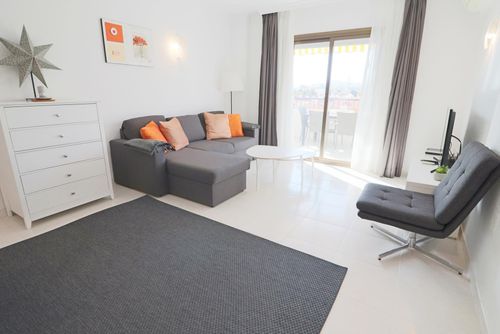 Pueblo Christina IHAPC0517 Acogedor apartamento con piscina comunitaria en Fuengirola, Andalucía, España para 4 personas. El apartamento está situado en una zona urbana....