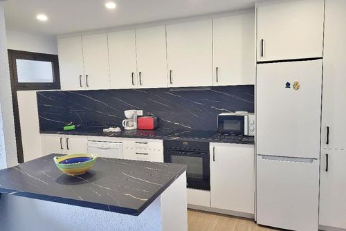 Pueblo Christina IHAPC0517 Acogedor apartamento con piscina comunitaria en Fuengirola, Andalucía, España para 4 personas. El apartamento está situado en una zona urbana....