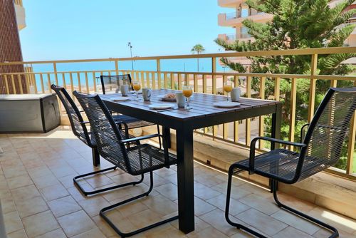 Dona Sofia IHADS0317 Apartamento en Fuengirola, Andalucía, España para 4 personas. El apartamento se encuentra cerca de restaurantes y bares, tiendas y supermercados, a 50 m de la playa Serrano Playa y a 0....