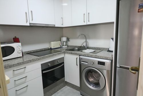 Dona Sofia IHADS0317 Apartamento en Fuengirola, Andalucía, España para 4 personas. El apartamento está situado cerca de restaurantes y bares, tiendas y supermercados, a 50 m de la playa Serrano Playa y a 0,5 km del río Fuengirola....