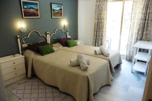 Dona Sofia IHADS0317 Appartement à Fuengirola, Andalousie, Espagne pour 4 personnes. L'appartement est situé à proximité de restaurants et de bars, de magasins et de supermarchés, à 50 m de la plage de Serrano Playa et à 0,5 km de la rivière Fuengirola....