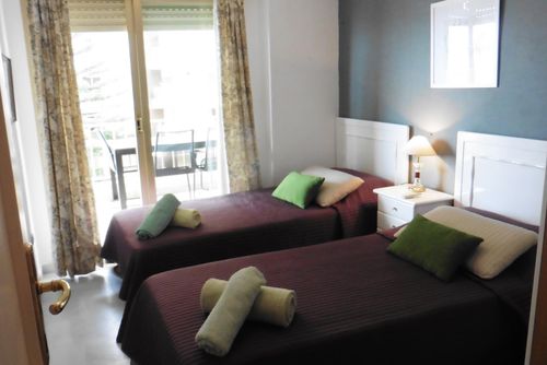 Dona Sofia IHADS0317 Apartamento en Fuengirola, Andalucía, España para 4 personas. El apartamento se encuentra cerca de restaurantes y bares, tiendas y supermercados, a 50 m de la playa Serrano Playa y a 0....