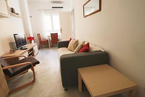 Troncon Apartment IHATRO0412 Apartamento en Fuengirola, Andalucía, España para 3 personas. El apartamento está situado cerca de restaurantes y bares, tiendas y supermercados, y se encuentra a 200 m de la Playa de Fuengirola....