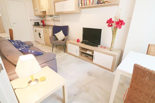 Troncon Apartment IHATRO0412 Apartamento en Fuengirola, Andalucía, España para 3 personas. El apartamento está situado cerca de restaurantes y bares, tiendas y supermercados, y se encuentra a 200 m de la Playa de Fuengirola....