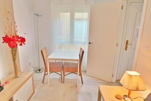 Troncon Apartment IHATRO0412 Apartamento en Fuengirola, Andalucía, España para 3 personas. El apartamento está situado cerca de restaurantes y bares, tiendas y supermercados, y se encuentra a 200 m de la Playa de Fuengirola....