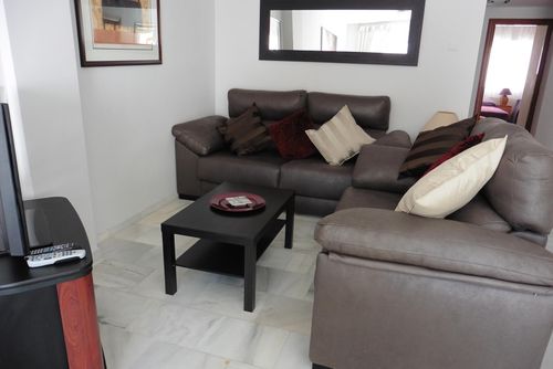 Capitan Apartment IHACC0211 Apartamento en Fuengirola, Andalucía, España para 4 personas. El apartamento está situado en una zona urbana, cerca de restaurantes y bares, tiendas y supermercados, y a 500 m de la Playa de Fuengirola....