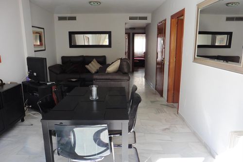 Capitan Apartment IHACC0211 Apartamento en Fuengirola, Andalucía, España para 4 personas. El apartamento se encuentra en una zona urbana, cerca de restaurantes y bares, tiendas y supermercados, y a 500 m de la Playa de Fuengirola....