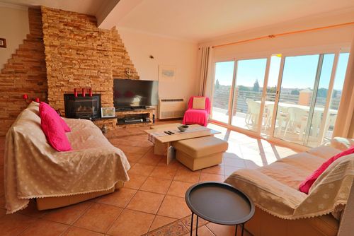 Los Olivos IHVLO0414 Villa con piscina privada en Mijas-Las Lagunas, Andalucía, España para 8 personas. La casa está situada en una zona montañosa, a 4 km de la playa de Fuengirola y a 3 km de Fuengirola....