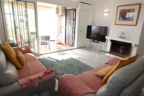 Atalaya 2 Bedroom  IHAA1100120 Apartamento en Benalmádena, Andalucía, España, con piscina comunitaria para 4 personas. El apartamento se encuentra en una zona residencial y montañosa cercana a la playa, cerca de restaurantes y bares, tiendas y supermercados, a 500 m de la playa de Torremuelle, a 3 km de Los Boliches y a 0,5 km del Mediterráneo....