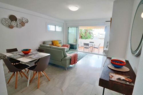 Atalaya 2 Bedroom  IHAA1100120 Apartamento en Benalmádena, Andalucía, España, con piscina comunitaria para 4 personas. El apartamento se encuentra en una zona residencial y montañosa cercana a la playa, cerca de restaurantes y bares, tiendas y supermercados, a 500 m de la playa de Torremuelle, a 3 km de Los Boliches y a 0,5 km del Mediterráneo....