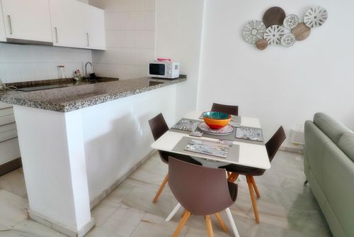 Atalaya 2 Bedroom  IHAA1100120 Appartement à Benalmádena, Andalousie, Espagne avec piscine commune pour 4 personnes. L'appartement est situé dans un quartier résidentiel et vallonné proche de la plage, à proximité de restaurants et bars, boutiques et supermarchés, à 500 m de la plage de Torremuelle, à 3 km de Los Boliches et à 0,5 km de la Méditerranée....