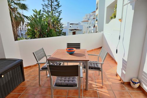 Atalaya 2 Bedroom  IHAA1100120 Leilighet i Benalmádena, Andalusia, Spania med felles svømmebasseng for 4 personer. Leiligheten ligger i et kupert og bofellesskap nær stranden, i nærheten av restauranter og barer, butikker og supermarkeder, 500 m fra Torremuelle-stranden, 3 km fra Los Boliches og 0,5 km fra Middelhavet....