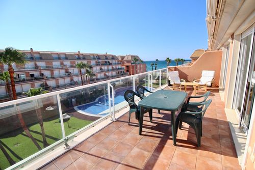 Mirador al Mar 74 by homeprive Penthouse cómodo en Denia, Costa Blanca, España, con piscina comunitaria para 4 personas. La casa se encuentra cerca de restaurantes, bares y supermercados, y a 25 m de la playa....
