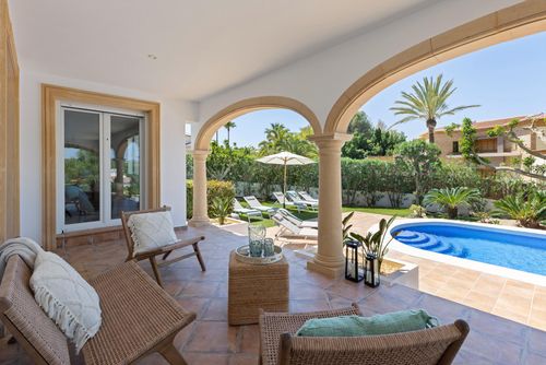 Casa Caramelo Vacker och bekväm villa i Javea, Costa Blanca, Spanien med privat pool för 8 personer. Huset är beläget i ett kuperat och bostadsområde....