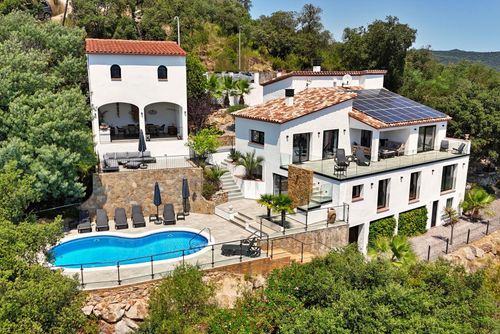 Villa Panorama Villa med privat pool i Calonge, Katalonien, Spanien för 10 personer. Huset är beläget i ett kustnära, bostads- och bergsområde, 4 km från stranden i Sant Antoni de Calonge....