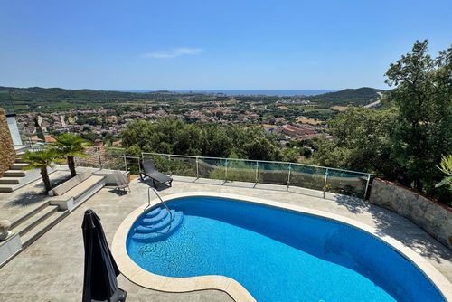Villa Panorama Villa avec piscine privée à Calonge, Catalogne, Espagne pour 10 personnes. La maison est située dans une zone côtière, résidentielle et montagneuse, à 4 km de la plage de Sant Antoni de Calonge....