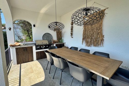 Villa Panorama Villa con piscina privada en Calonge, Cataluña, España para 10 personas. La casa está situada en una zona costera, residencial y montañosa, ubicada a 4 km de la playa de Sant Antoni de Calonge....