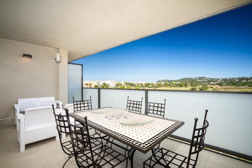 Arenal Dream IV Winter Apartamento moderno y cómodo en Jávea, Costa Blanca, España, con piscina comunitaria para 6 personas. El apartamento está situado en una zona residencial de playa, cerca de restaurantes y bares, tiendas, supermercados y una pista de tenis, a 200 m de la Playa Arenal y a 0....