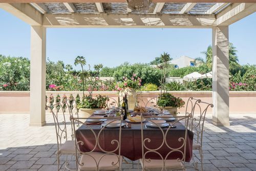 Villa Meridiana Villa avec piscine privée à Punta Secca, Sicile, Italie pour 15 personnes. La maison est située dans un quartier côtier et résidentiel, à proximité d'un court de tennis, à 500 m de la plage de Caucana et à 0,5 km de la mer Méditerranée....