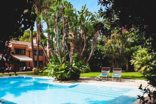 Villa Adriana Villa avec piscine privée à Mondello, Sicile, Italie pour 8 personnes. La maison est située dans un quartier résidentiel proche de la plage, à proximité de restaurants et de bars, et à 1 km de la plage de sable de Mondello....