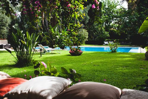 Villa Adriana Villa avec piscine privée à Mondello, Sicile, Italie pour 8 personnes. La maison est située dans un quartier résidentiel proche de la plage, à proximité de restaurants et de bars, et à 1 km de la plage de sable de Mondello....