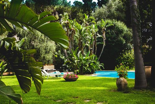 Villa Adriana Villa mit privatem Pool in Mondello, Sizilien, Italien für 8 Personen. Das Ferienhaus befindet sich in einem Wohngebiet nahe dem Strand, in der Nähe von Restaurants und Bars, und 1 km vom Sandstrand von Mondello entfernt....