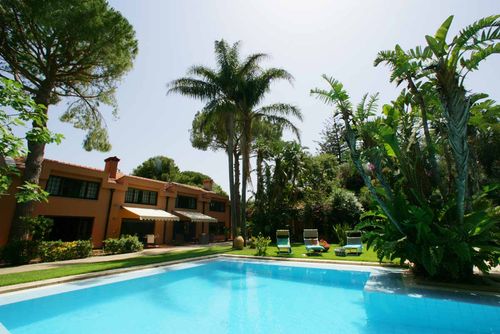 Villa Adriana Villa mit privatem Pool in Mondello, Sizilien, Italien für 8 Personen. Das Ferienhaus befindet sich in einem Wohngebiet nahe dem Strand, in der Nähe von Restaurants und Bars, und 1 km vom Sandstrand von Mondello entfernt....