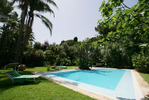 Villa Adriana Villa mit privatem Pool in Mondello, Sizilien, Italien für 8 Personen. Das Ferienhaus befindet sich in einem Wohngebiet nahe dem Strand, in der Nähe von Restaurants und Bars, und 1 km vom Sandstrand von Mondello entfernt....