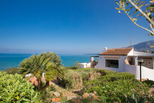 Villa Sea Breeze Villa à Balestrate-Terrasini, Sicile, Italie, avec piscine privée pour 11 personnes. La maison est située à 50 m de la plage rocheuse en contrebas et à 5 km de Trappeto, 4 km de Terrasini, et 10 km de Balestrate-Partinico....