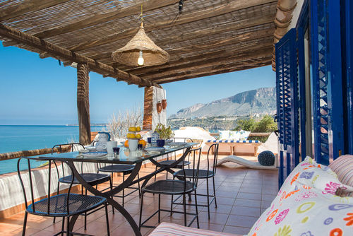 Villa Canto Del Mare Villa mit privatem Pool in Balestrate-Terrasini, Sizilien, Italien für 11 Personen. Das Haus befindet sich 50 m vom felsigen Strand unten und 5 km von Trappeto, 4 km von Terrasini und 10 km von Balestrate-Partinico entfernt....