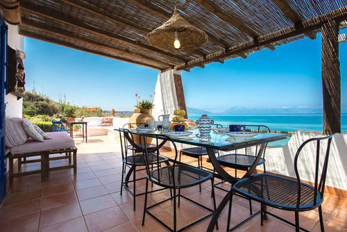 Villa Canto Del Mare Villa mit privatem Pool in Balestrate-Terrasini, Sizilien, Italien für 11 Personen. Das Haus befindet sich 50 m vom felsigen Strand unten und 5 km von Trappeto, 4 km von Terrasini und 10 km von Balestrate-Partinico entfernt....