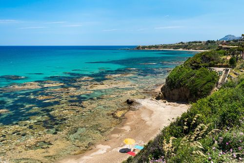 Villa Mandralisca Villa in Cefalù, Sizilien, Italien für 6 Personen. Das Ferienhaus befindet sich in einem Wohngebiet am Strand, 100 m vom Strand und 10 km von Cefalù entfernt....