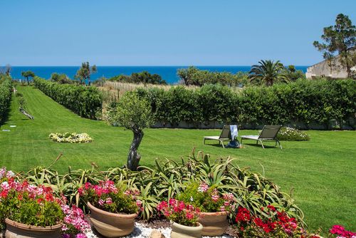 Villa Mandralisca Villa in Cefalù, Sizilien, Italien für 6 Personen. Das Ferienhaus befindet sich in einem Wohngebiet am Strand, 100 m vom Strand und 10 km von Cefalù entfernt....