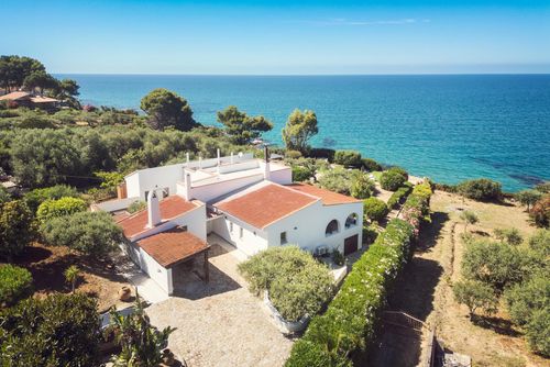 Villa Elisir Villa à Cefalù, Sicile, Italie pour 8 personnes. La maison est située dans une zone côtière et résidentielle, à 500 m de Mazzaforno (plage de sable), à 300 m de la plage, à 5 km de Cefalù, et à 0,025 km d'un accès direct à une plage rocheuse....