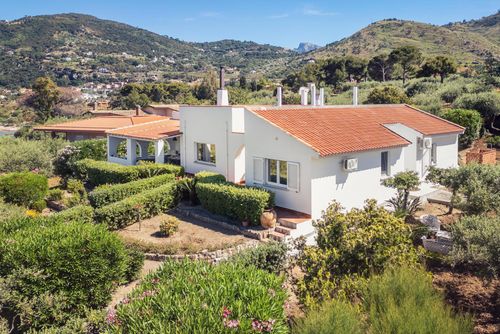 Villa Elisir Villa à Cefalù, Sicile, Italie pour 8 personnes. La maison est située dans une zone côtière et résidentielle, à 500 m de Mazzaforno (plage de sable), à 300 m de la plage, à 5 km de Cefalù, et à 0,025 km d'un accès direct à une plage rocheuse....