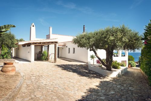 Villa Elisir Villa in Cefalù, Sicily, Italy for 8 persons. The house is situated in a coastal and residential area, 500 m from Mazzaforno (sandy beach), 300 m from the beach, 5 km from Cefalù, and 0....