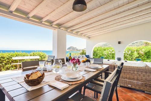 Villa Elisir Villa in Cefalù, Sizilien, Italien für 8 Personen. Das Ferienhaus befindet sich in einer Küsten- und Wohngegend, 500 m von Mazzaforno (Sandstrand), 300 m vom Strand, 5 km von Cefalù und 0,025 km vom direkten Zugang zu einem Felsenstrand entfernt....