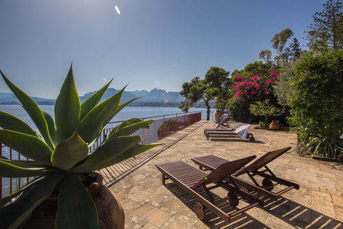 Villa Calipso Ferienhaus in Solanto-Santa Flavia, Sizilien, Italien für 10 Personen. Das Haus befindet sich in der Nähe von Restaurants und Bars und ist nur 25 m vom Rocky Beach entfernt....