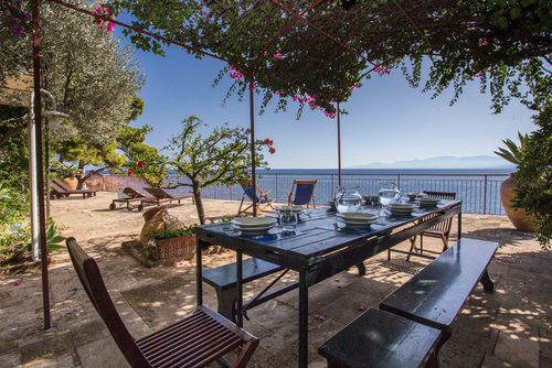 Villa Calipso Ferienhaus in Solanto-Santa Flavia, Sizilien, Italien für 10 Personen. Das Haus befindet sich in der Nähe von Restaurants und Bars und ist nur 25 m vom Rocky Beach entfernt....