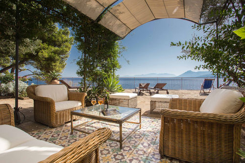 Villa Calipso Ferienhaus in Solanto-Santa Flavia, Sizilien, Italien für 10 Personen. Das Ferienhaus befindet sich in der Nähe von Restaurants und Bars und ist nur 25 m vom Rocky Beach entfernt....