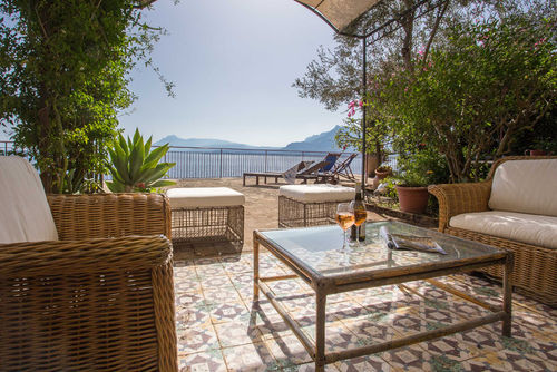 Villa Calipso Holiday house in Solanto-Santa Flavia, Sicily, Italy for 10 persons. The house is situated close to restaurants and bars and is 25 m from Rocky Beach....