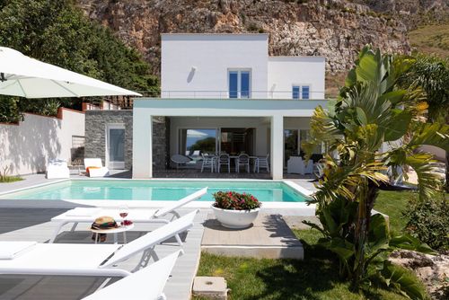 Villa Luna di Mare Villa avec piscine privée à Trapani, Sicile, Italie pour 8 personnes. La maison est située dans une zone résidentielle près de la plage, à 4 km de la Plage de Sable Lido San Giuliano, à 3 km de la plage, à 10 km de Trapani, et à 1 km de la plage rocheuse....