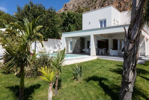Villa Luna di Mare Villa mit privatem Pool in Trapani, Sizilien, Italien für 8 Personen. Das Ferienhaus befindet sich in einem Wohngebiet in Strandnähe, 4 km vom Sandstrand Lido San Giuliano, 3 km vom Strand, 10 km von Trapani und 1 km von der felsigen Küste entfernt....