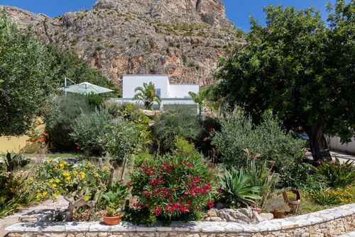 Villa Luna di Mare Villa avec piscine privée à Trapani, Sicile, Italie pour 8 personnes. La maison est située dans une zone résidentielle près de la plage, à 4 km de la Plage de Sable Lido San Giuliano, à 3 km de la plage, à 10 km de Trapani, et à 1 km de la plage rocheuse....