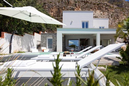Villa Luna di Mare Villa mit privatem Pool in Trapani, Sizilien, Italien für 8 Personen. Das Ferienhaus befindet sich in einem Wohngebiet in Strandnähe, 4 km vom Sandstrand Lido San Giuliano, 3 km vom Strand, 10 km von Trapani und 1 km von der felsigen Küste entfernt....